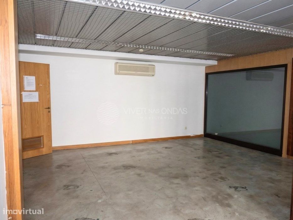 Armazém com 116 m2, em Urgezes - Guimarães.