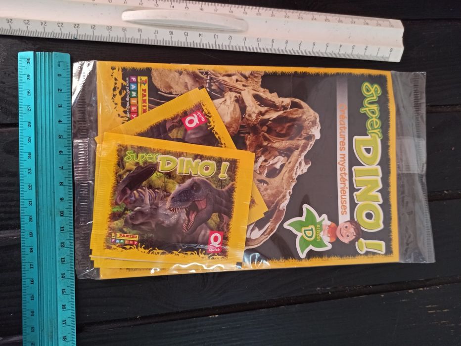 Альбом про динозаврів з 3 наліпками на італійській мові