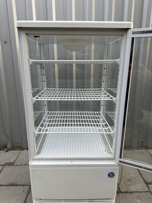 Кондитерська вітрина