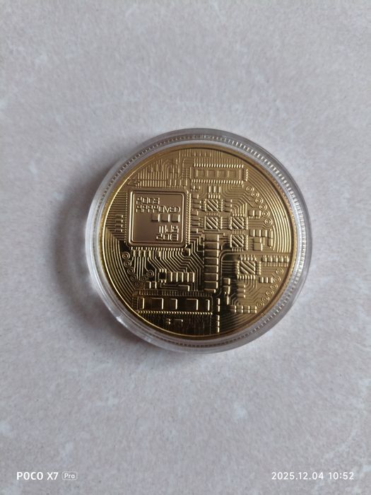 Монета BTC Біткоїн Bitcoin в капсулі gold.