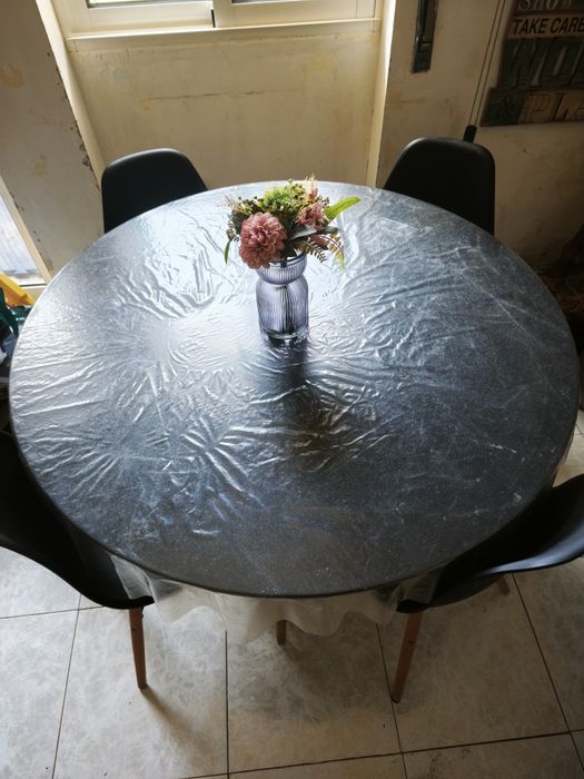 Mesa de jantar com 4 cadeiras