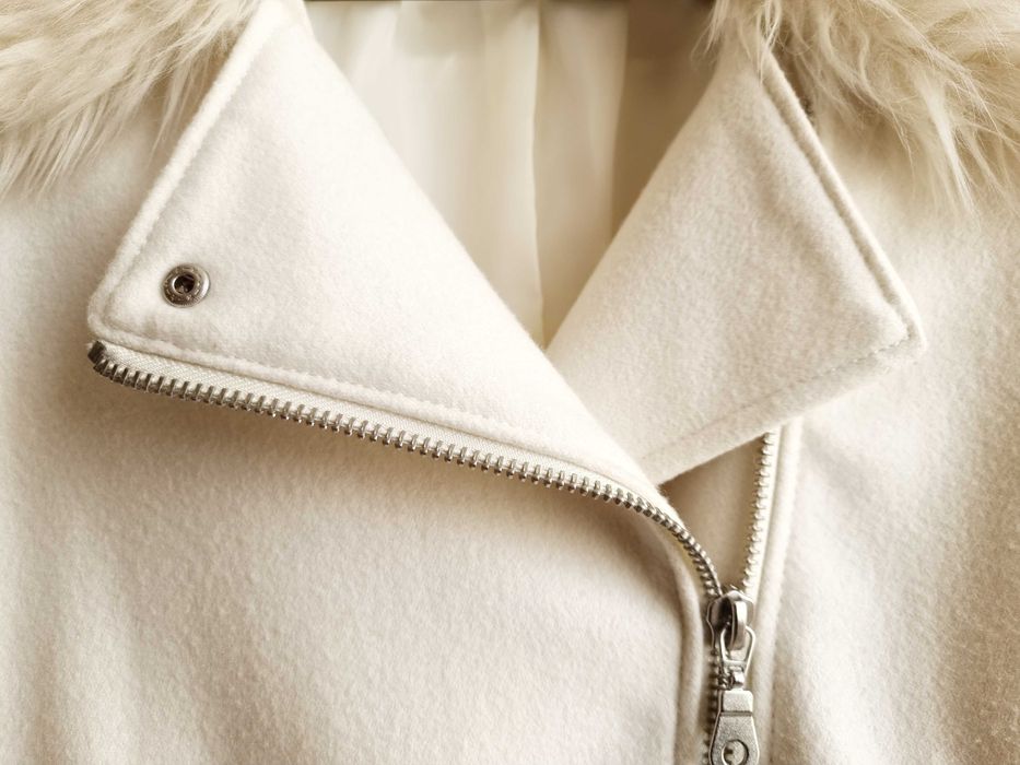 Casaco de senhora branco com gola de pêlo muito elegante