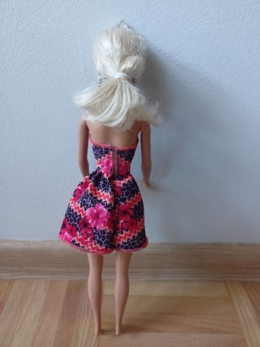 Lalka Barbie w koronie
