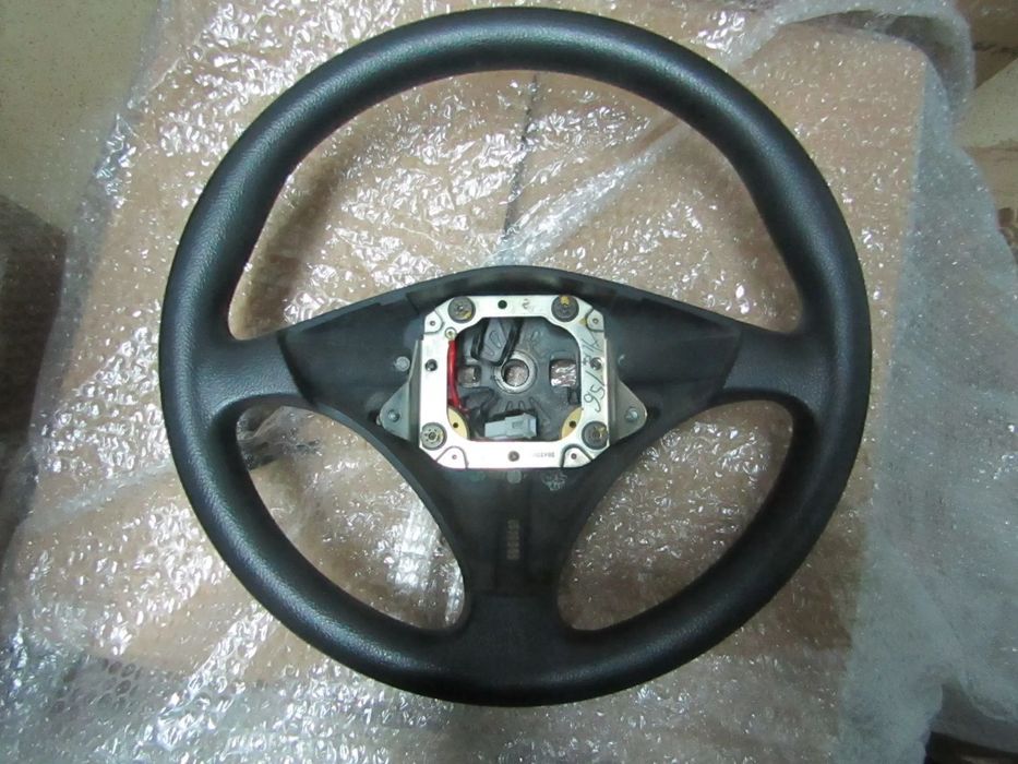 Volante Alfa Romeo 156 ano 2003 em bom estado
