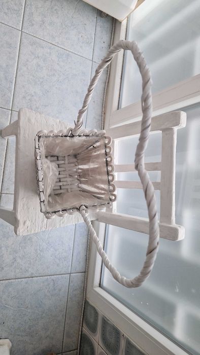 Cesto branco com asa em forma de coração