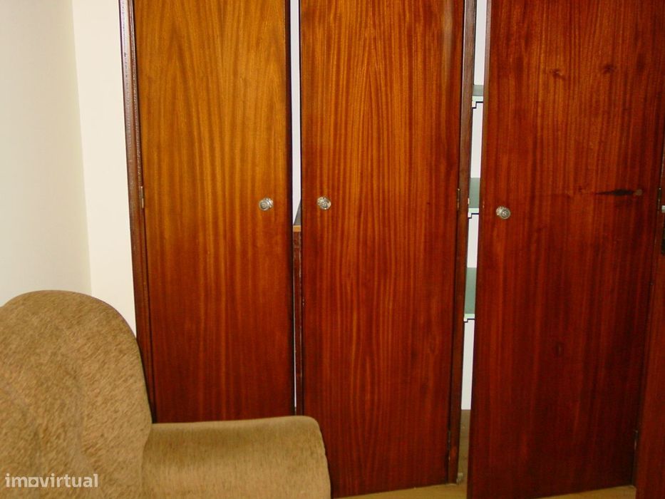 Arrenda-se T2 equipado e parcialmente mobilado na Rua do Brasil