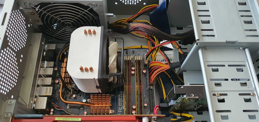 Komputer z Intel Core Quad 8GB DDR2 Radeon 320GB