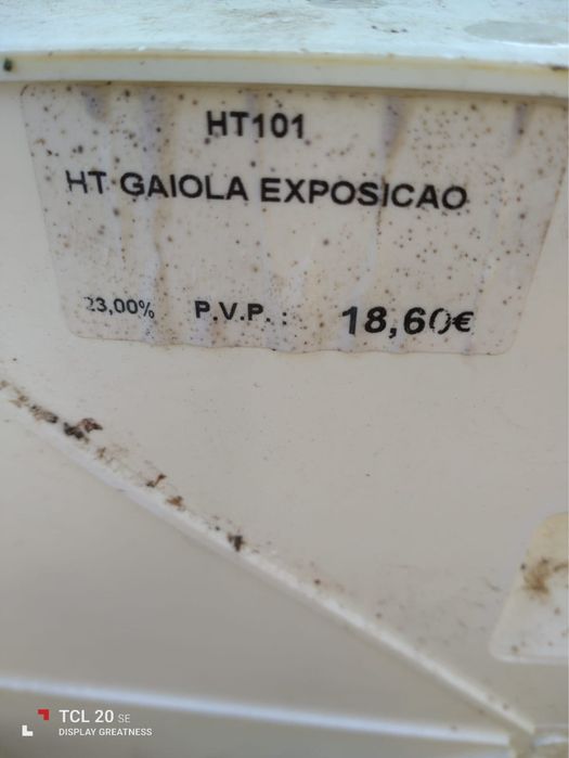 Doze gaiolas de exposição para pássaro