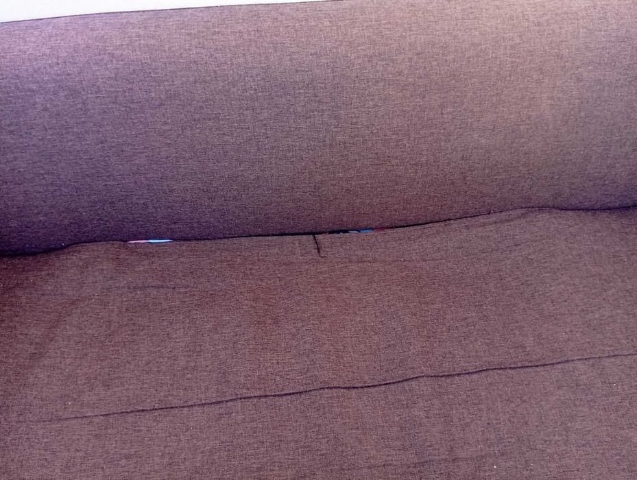 Sofá castanho de 2 lugares