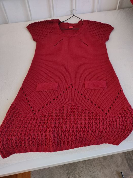 Czerwony sweter z domieszką wełny