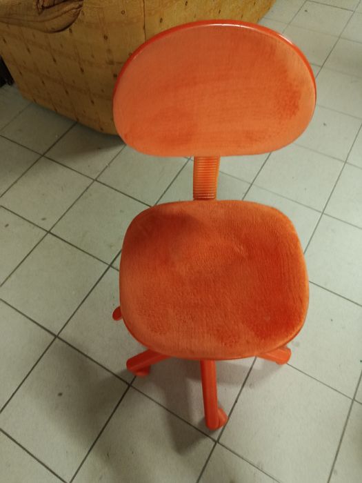 Cadeira cor de laranja