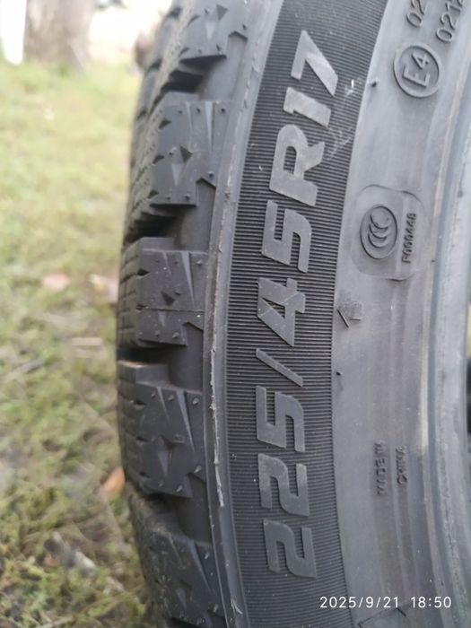 Продам зимню резину 225,45,17