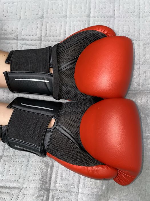 Saco de boxe com luvas