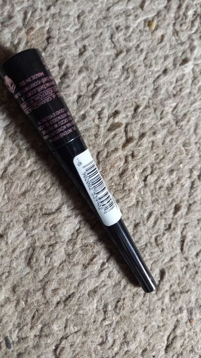 Czarna konturówka do oczu w płynie "Bell"