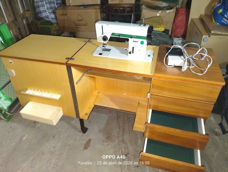 Máquina de costura PFAFF com móvel