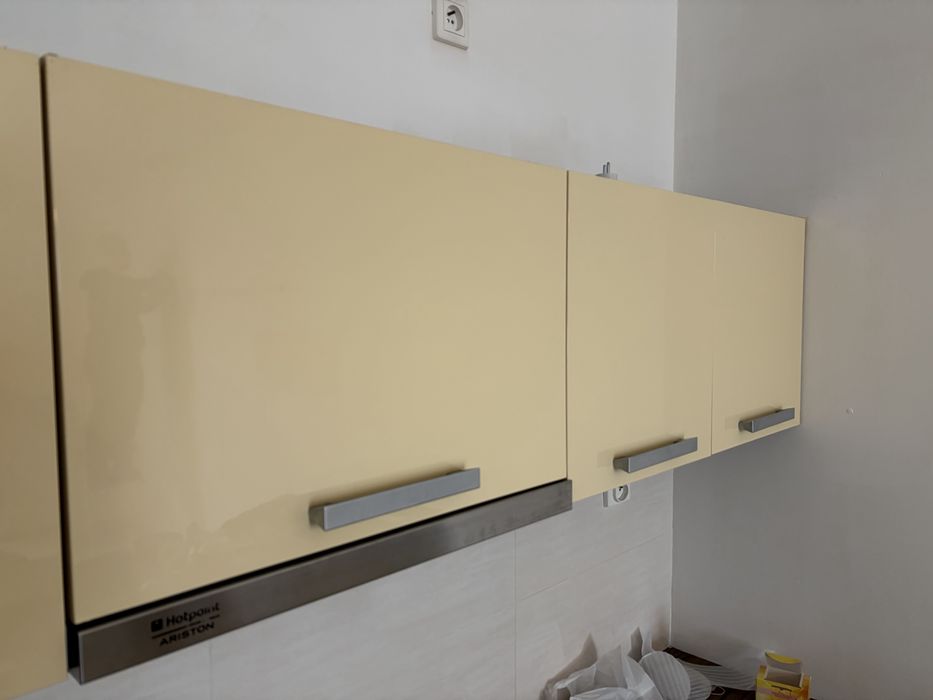 Zestaw mebli kuchennych z pochłaniaczem wilgoci, zlewem i płytą