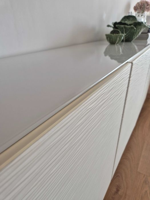 Aparador BESTA de 3m, com portas estilizadas e tampo de vidro