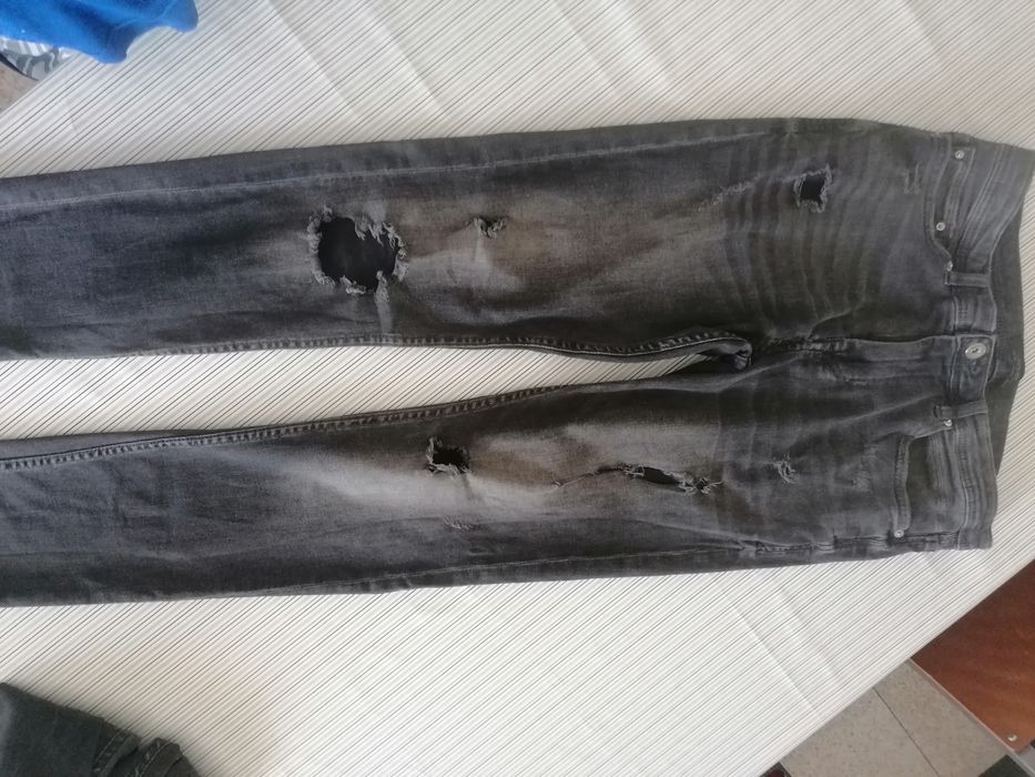 Calças de ganga "rasgadas" tam. 40