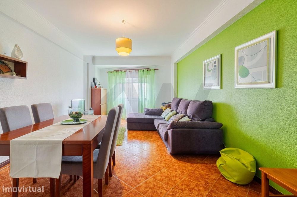 Apartamento T3 com Varanda e Vista para a Serra da Arrábida – Praça de