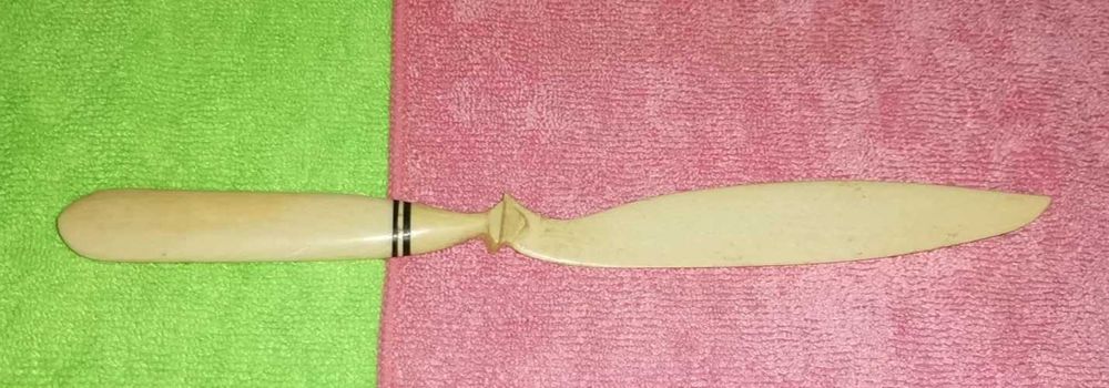 Grande, abre-cartas, em osso esculpido à mão ou baquelite