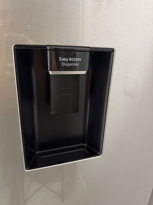 Frigorífico Samsung com freezer all around cooling frost free com dispenser de água easy access