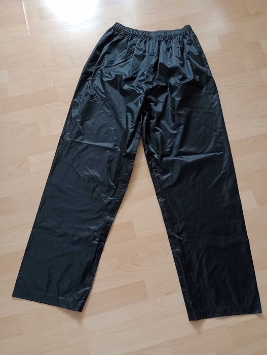 Spodnie przeciwdeszczowe nieprzemakalne rozmiar L. Stan idealny.