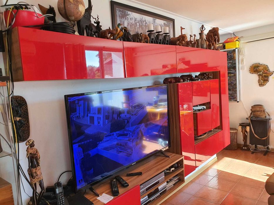 Armário de sala vermelho moderno