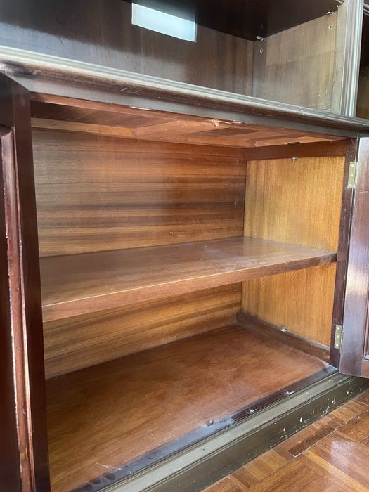 Móvel de sala com prateleiras e gavetas