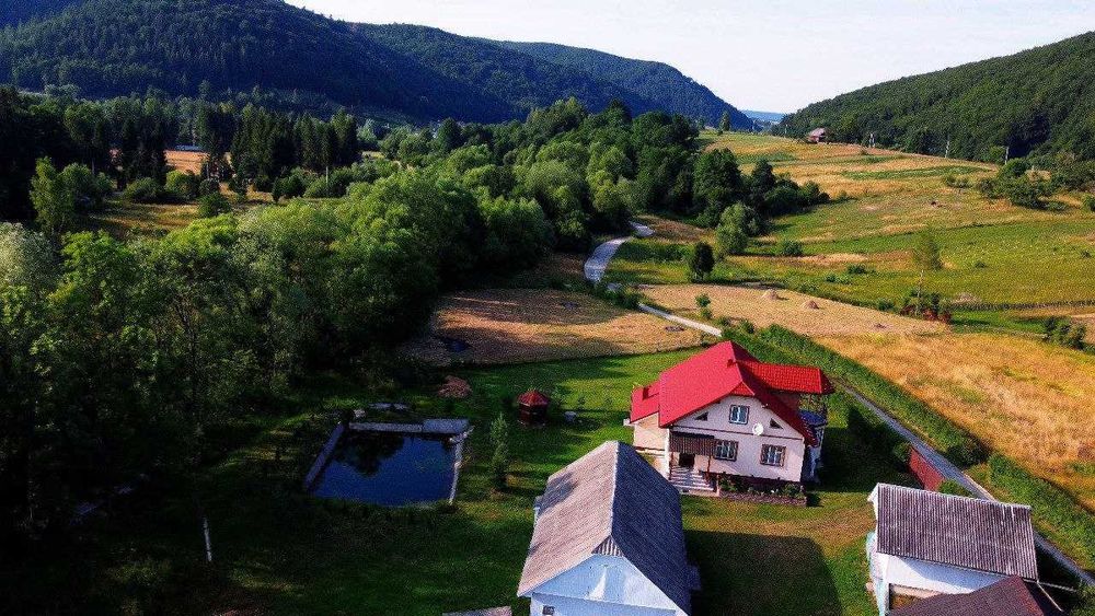 Продається будинок з ділянкою і меблями