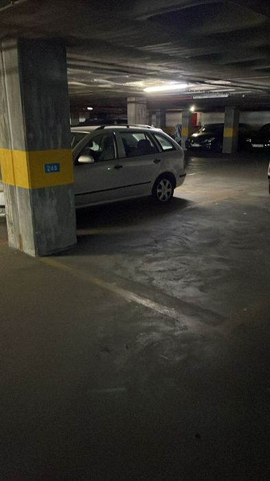 Lugar de garagem interior - Benfica (junto à Igreja de Benfica)