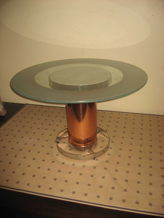 STOCK OFF: Mesa redonda para sala de jantar , tampa em vidro com pé em cobre e aço design J. Martins