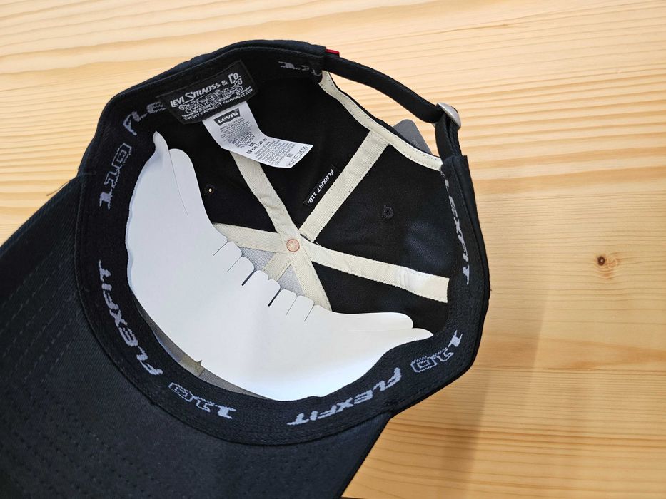 Czapka z daszkiem Levi's z haftowanym logo kolor czarny baseball cap
