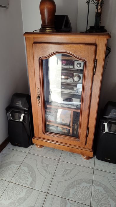 Armários de sala com mesa