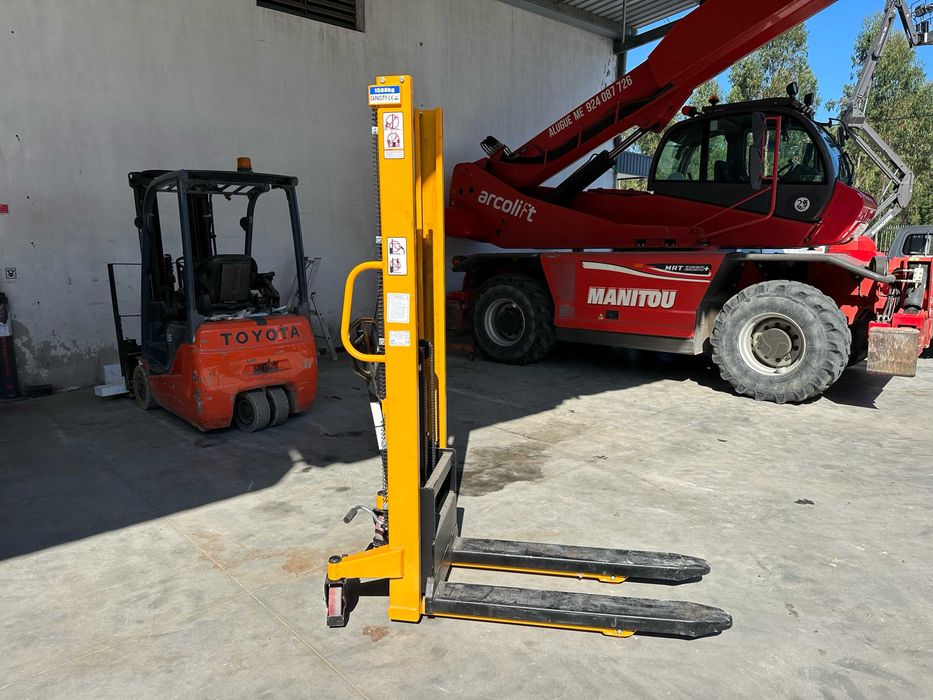 Aluguer de Empilhador Manual/Stacker 1500kg