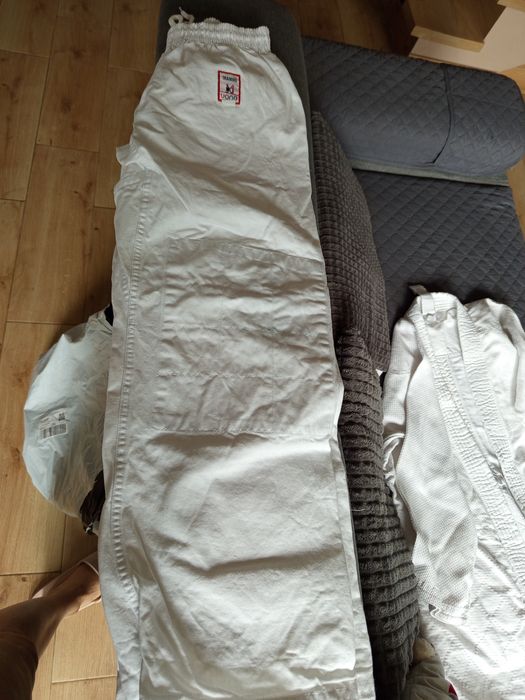 Kimono do judo uzywane z białym pasem