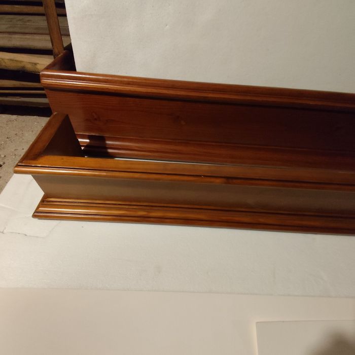 Sanefas de madeira maciça.