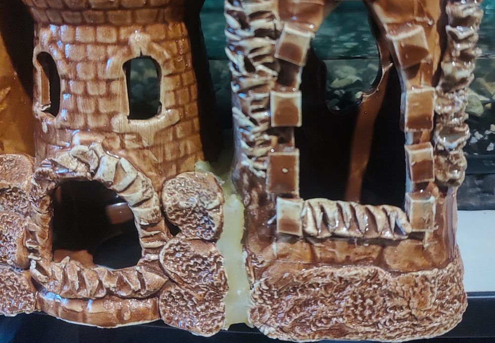 Декор-замок для большого аквариума.