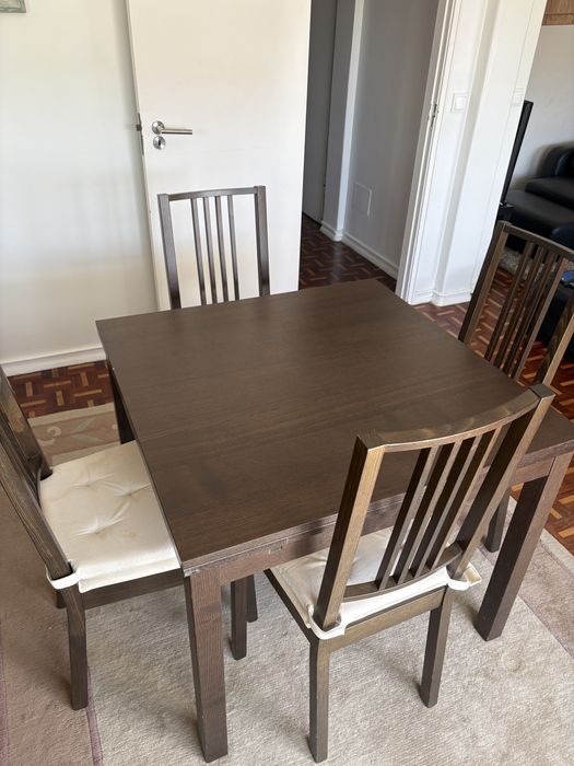 Mesa extensível de sala de jantar com 4 cadeiras