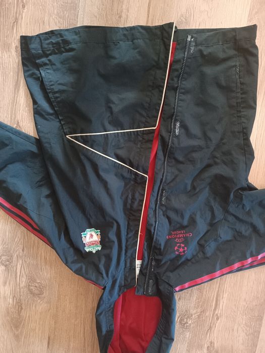 Kurtka LIVERPOOL Champions League Adidas używana w dobrym stanie, rozmiar S