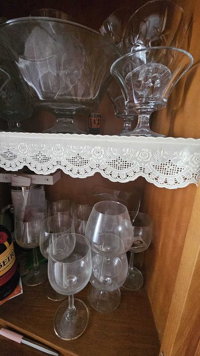 Aparador/louceiro e mesa de sala com 6 cadeiras