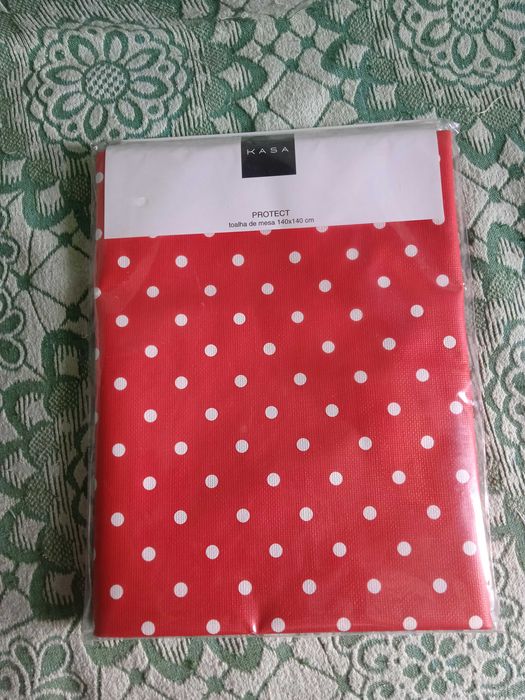 Toalha de mesa plástica 140 x 140 cm