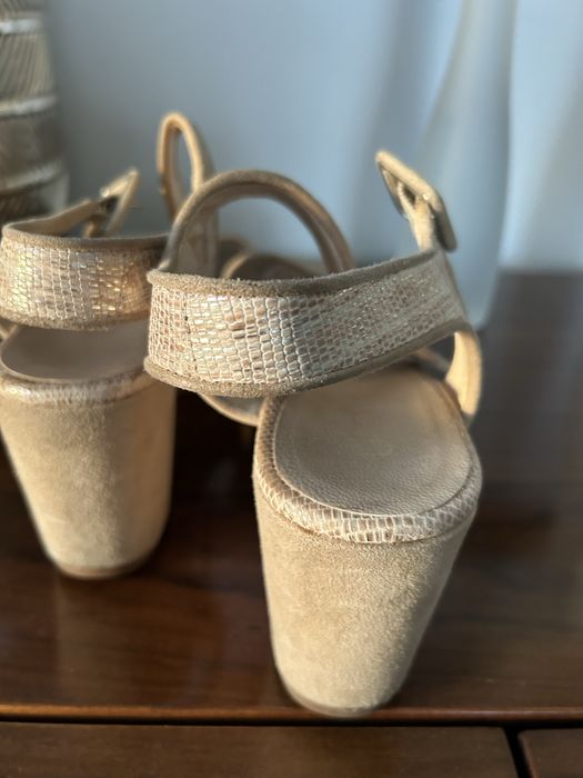 Sandalias de tacao bejes da marca Unisa