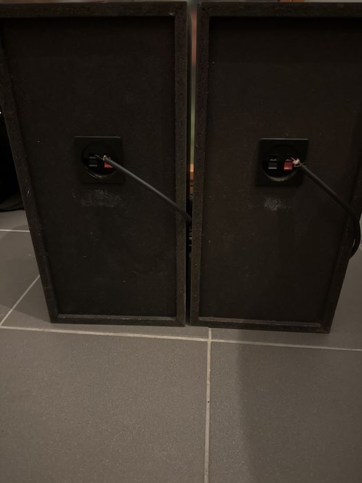 2 colunas Sony de aparelhagem audio.