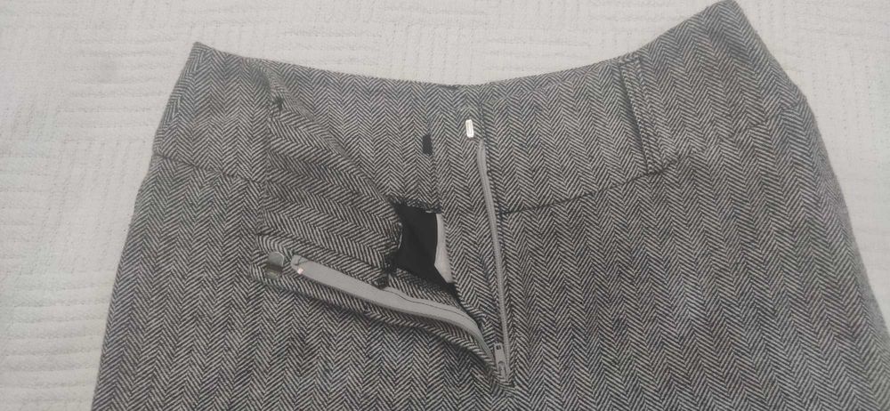 Eleganckie szare spodnie w tzw. "jodełkę" rozm. 34
