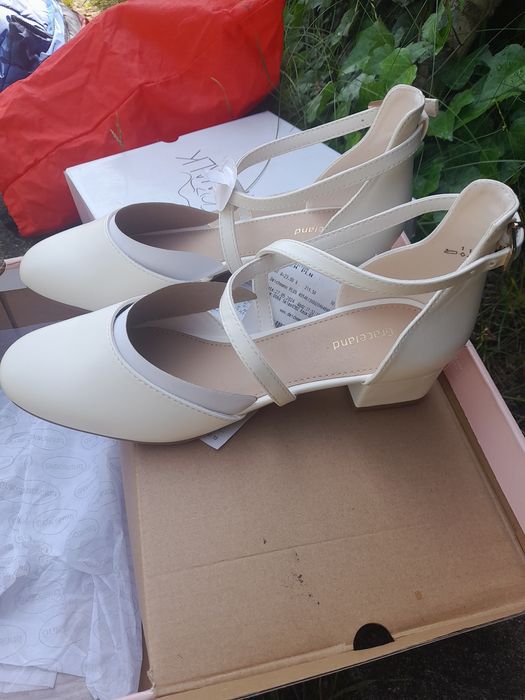 Nowe, buty białe eleganckie, na paseczku, mały obcas
