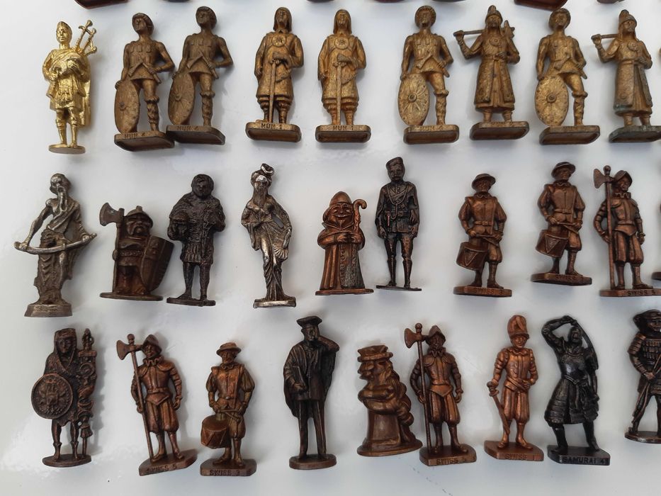 Kinder Brindes – 69 Figuras em Metal Romanos Soldados Cowboys Indios