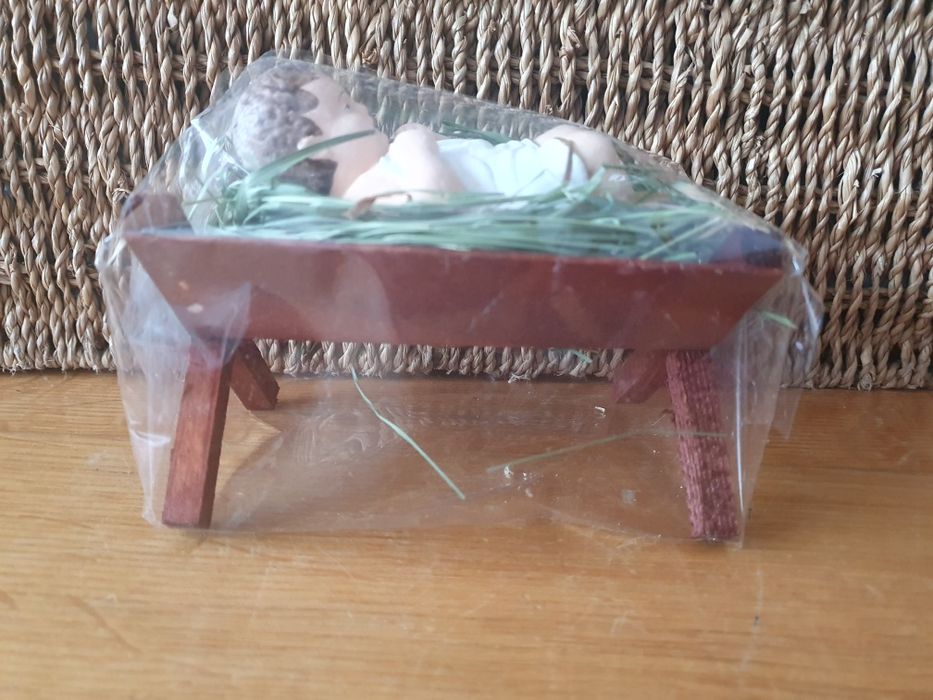 Figurka Jezuska w żłóbku(większa)