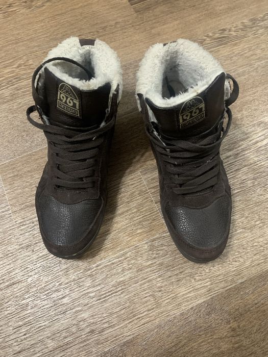 Кросівки жіночі