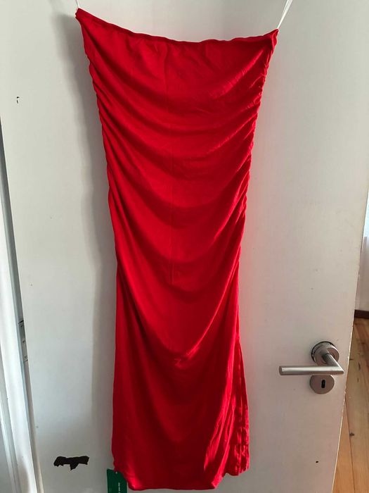 vestido vermelho com racha