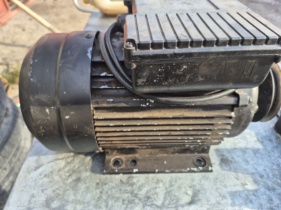 Електро двигун 2.2 кв 2800 обертів  220 вольт